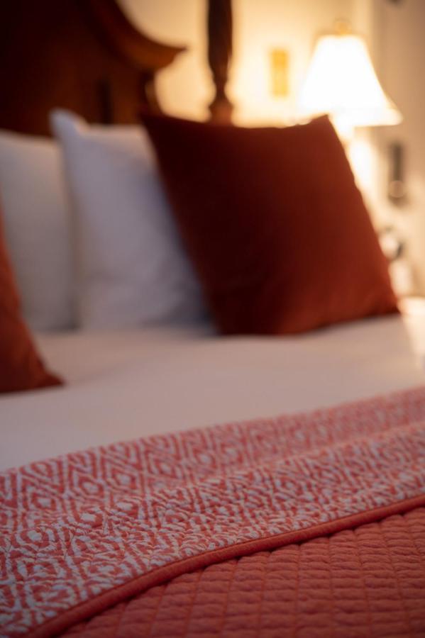 The Secret Garden Inn Кингстон Экстерьер фото