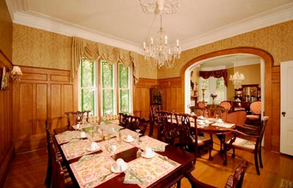 The Secret Garden Inn Кингстон Экстерьер фото