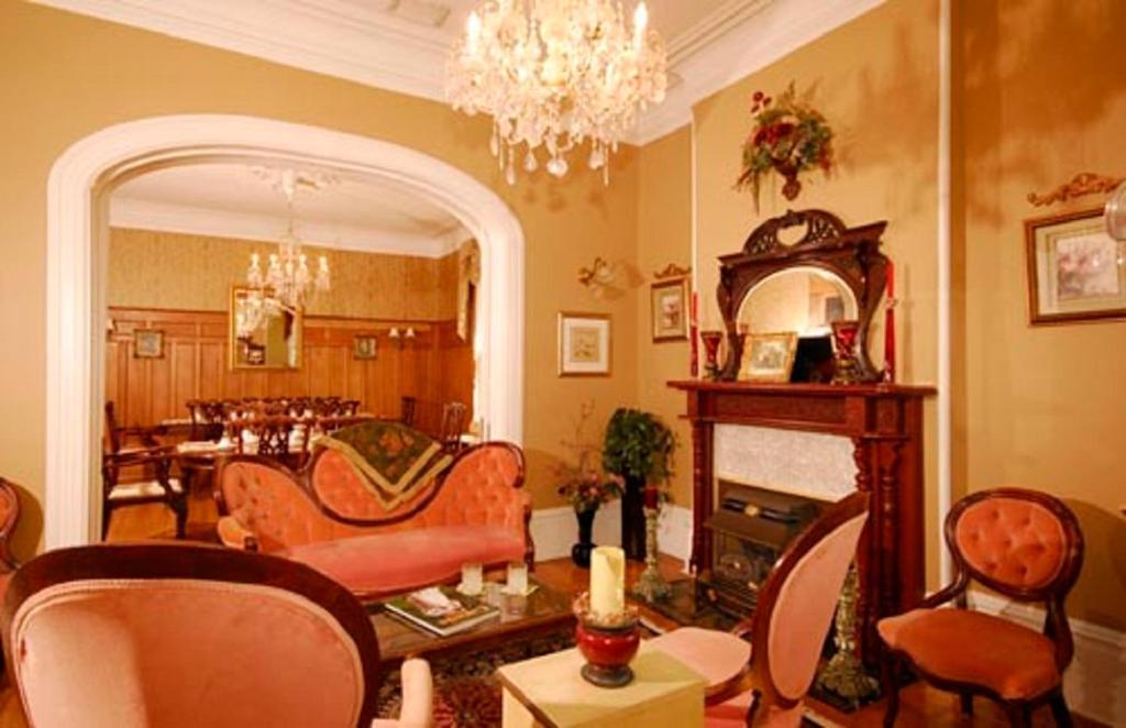 The Secret Garden Inn Кингстон Экстерьер фото