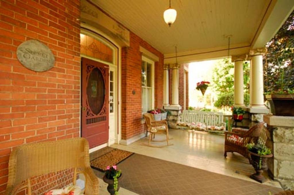 The Secret Garden Inn Кингстон Экстерьер фото